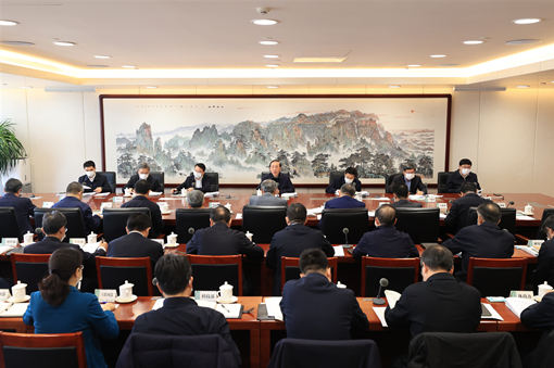弘扬劳模精神劳动精神工匠精神</p><p>　　用创造书写华章以奋斗笃定前行