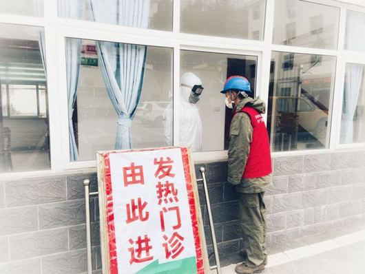 抗“疫”一线相遇 夫妻隔窗相望背身挥手